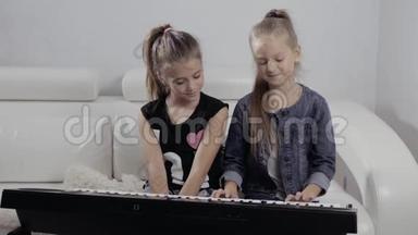 两个小女孩在家<strong>弹钢琴</strong>，快乐的朋友